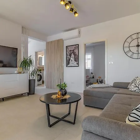 Veluana 2 With Terrace Apartman Póla