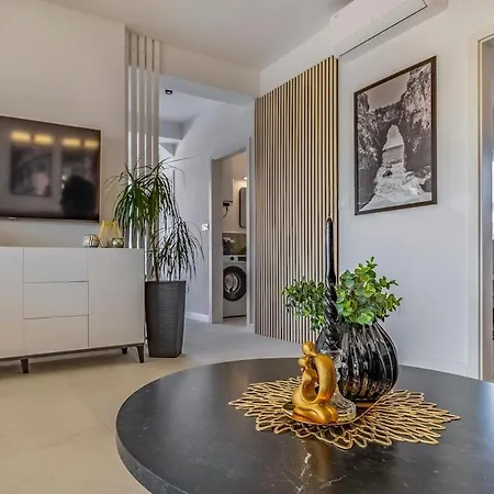 Veluana 2 With Terrace شقة