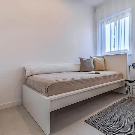 Veluana 2 With Terrace Apartman Póla