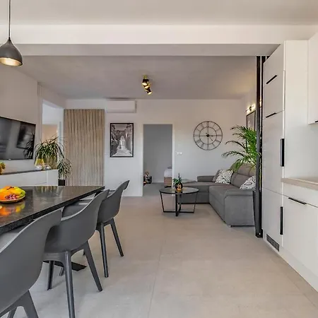 Veluana 2 With Terrace Apartman Póla