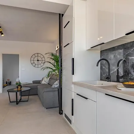 Veluana 2 With Terrace Apartman