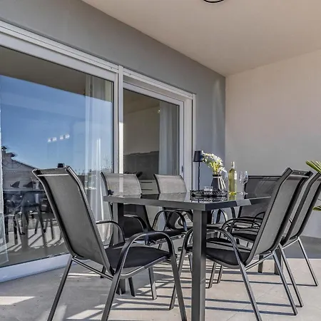 Veluana 2 With Terrace * Pula