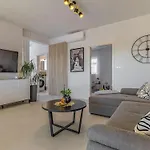 Veluana 2 With Terrace Apartamento Pula