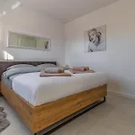 Veluana 2 With Terrace Apartamento Pula